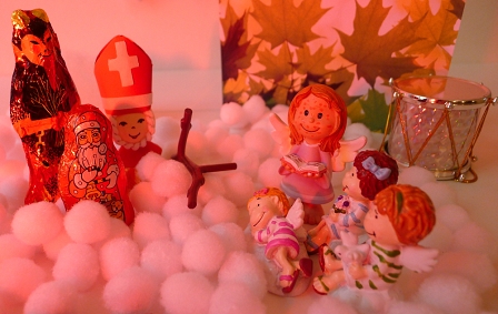 Die Wichtel und die weihnachtlichen Symbolfiguren kämpfen